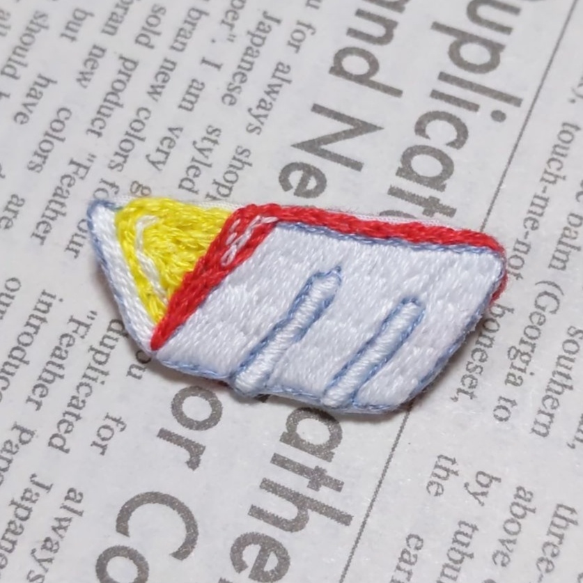 ディスペンパックの刺しゅうブローチ