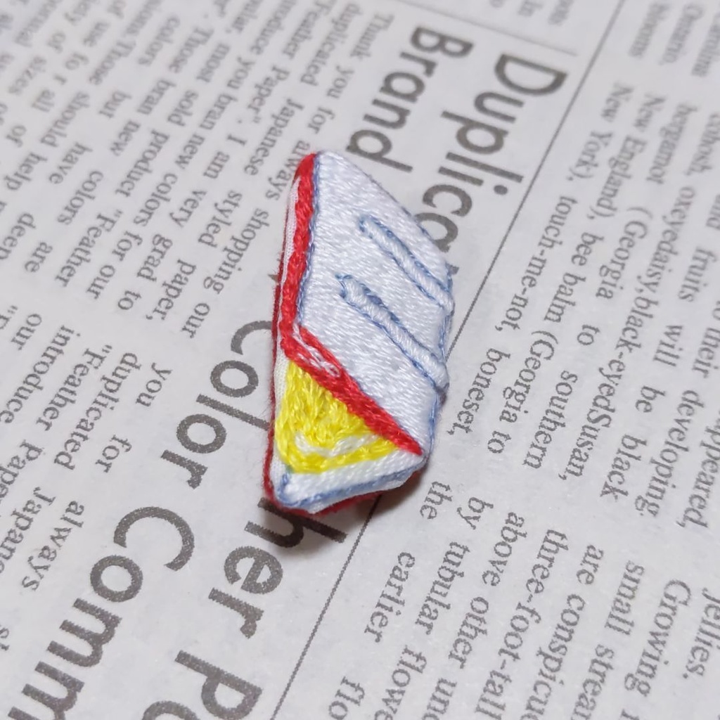 ディスペンパックの刺しゅうブローチ