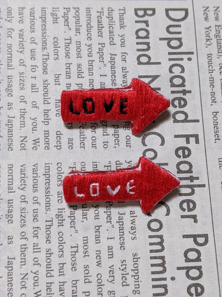 矢印【LOVE】刺しゅうブローチ