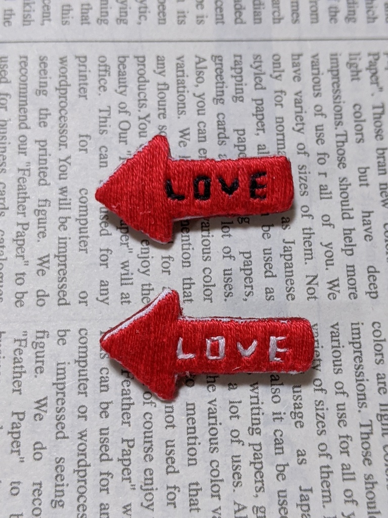 矢印【LOVE】刺しゅうブローチ