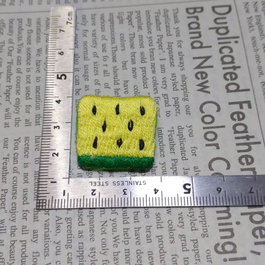 四角いスイカの刺繍ブローチ