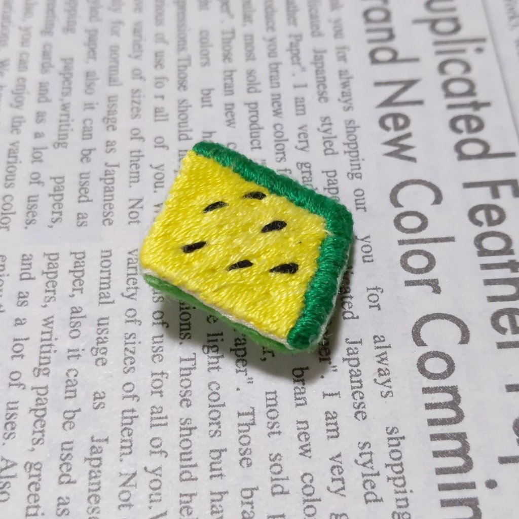 スイカの刺しゅうブローチ(ひし形)