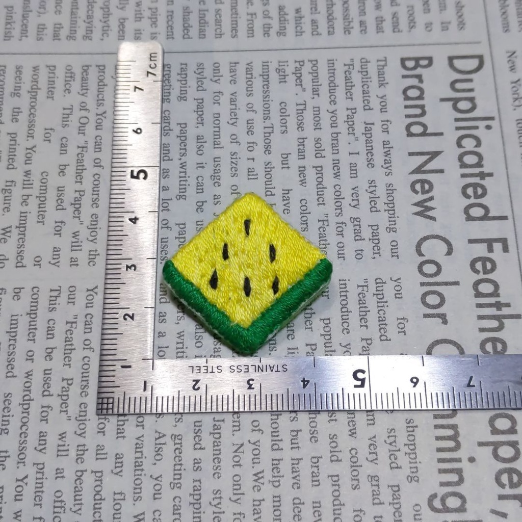 スイカの刺しゅうブローチ(ひし形)