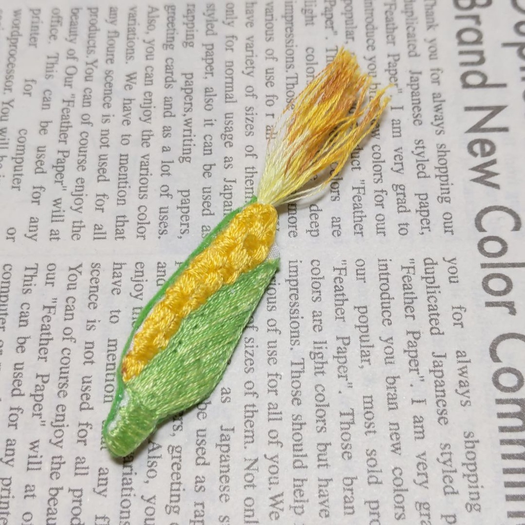 とうもろこしの刺しゅうブローチ