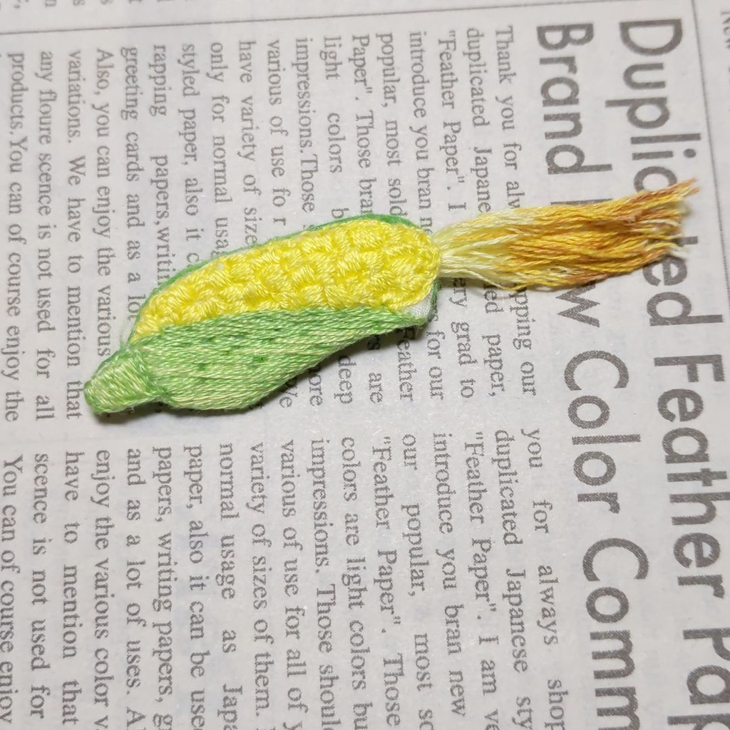 とうもろこしの刺しゅうブローチ