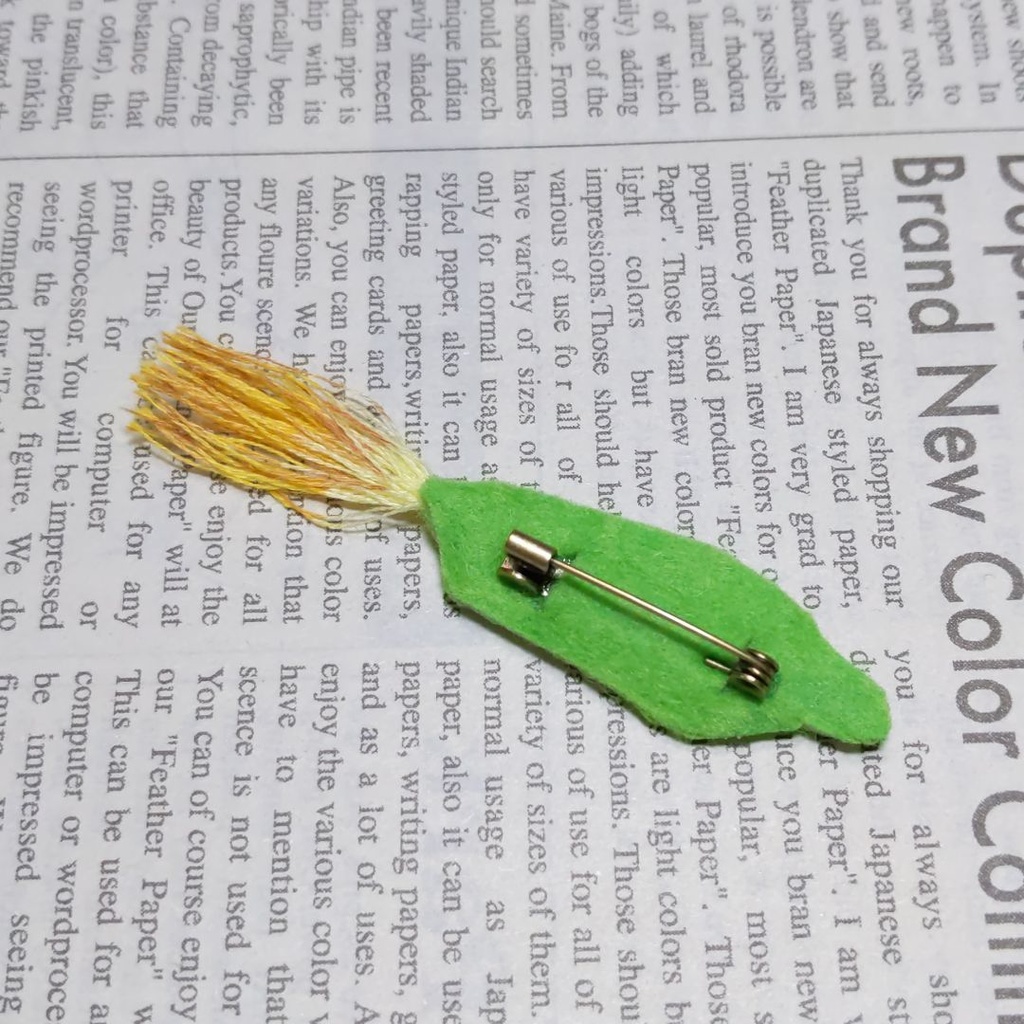 とうもろこしの刺しゅうブローチ