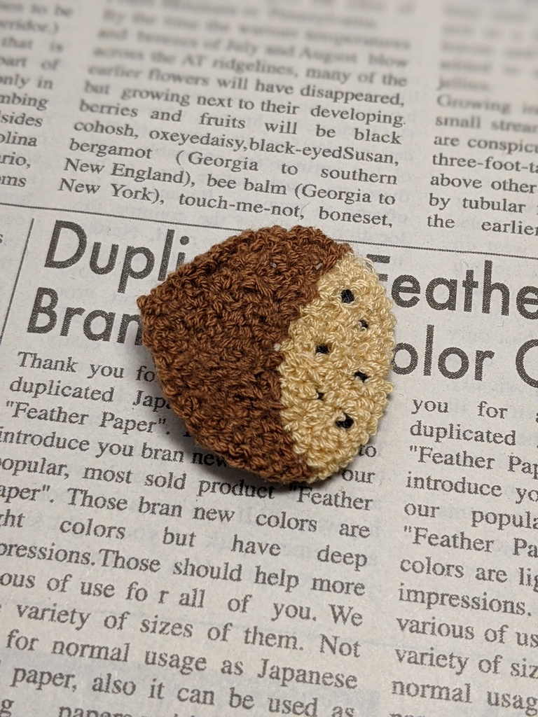 栗の刺しゅうブローチ