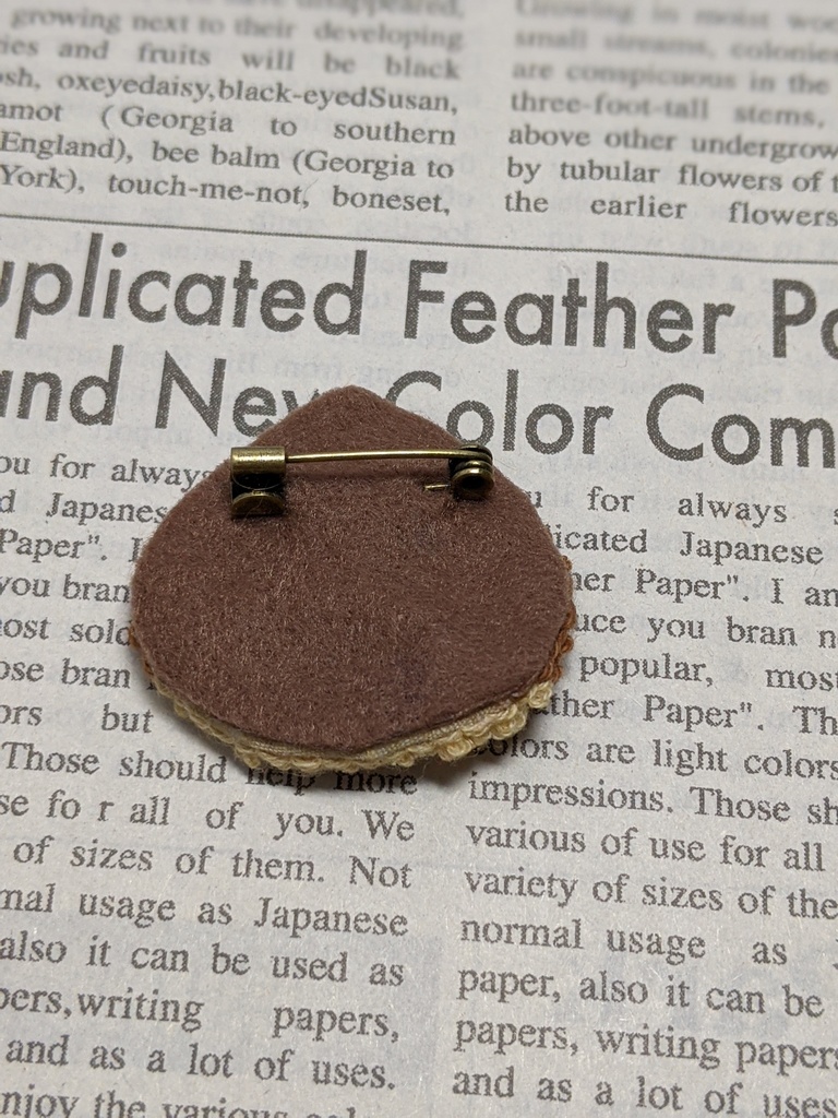 栗の刺しゅうブローチ