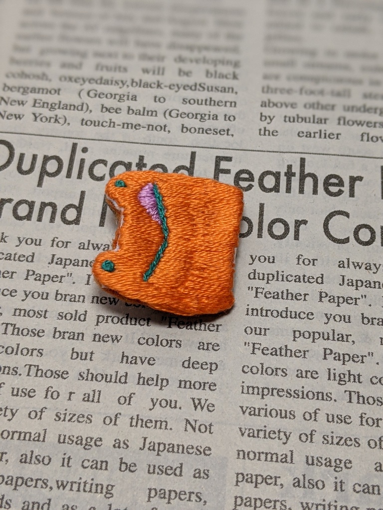 パンプキンカラーのカエル刺しゅうブローチ