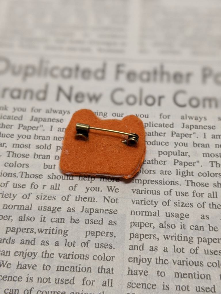 パンプキンカラーのカエル刺しゅうブローチ