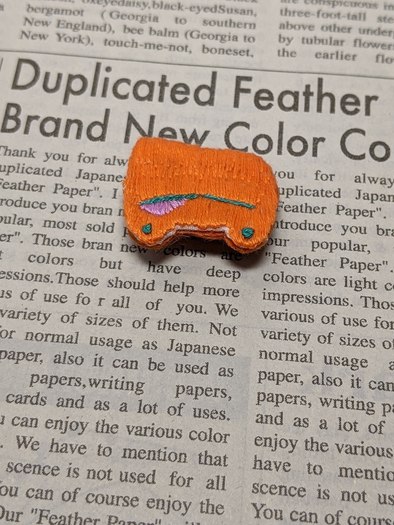 パンプキンカラーのカエル刺しゅうブローチ