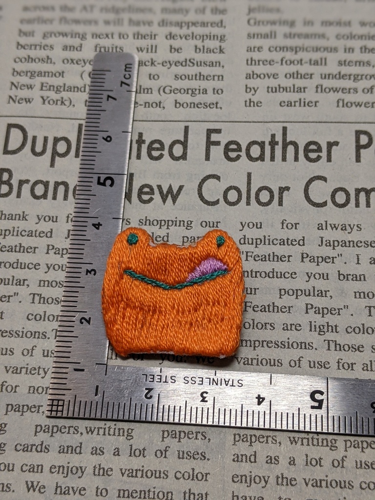 パンプキンカラーのカエル刺しゅうブローチ