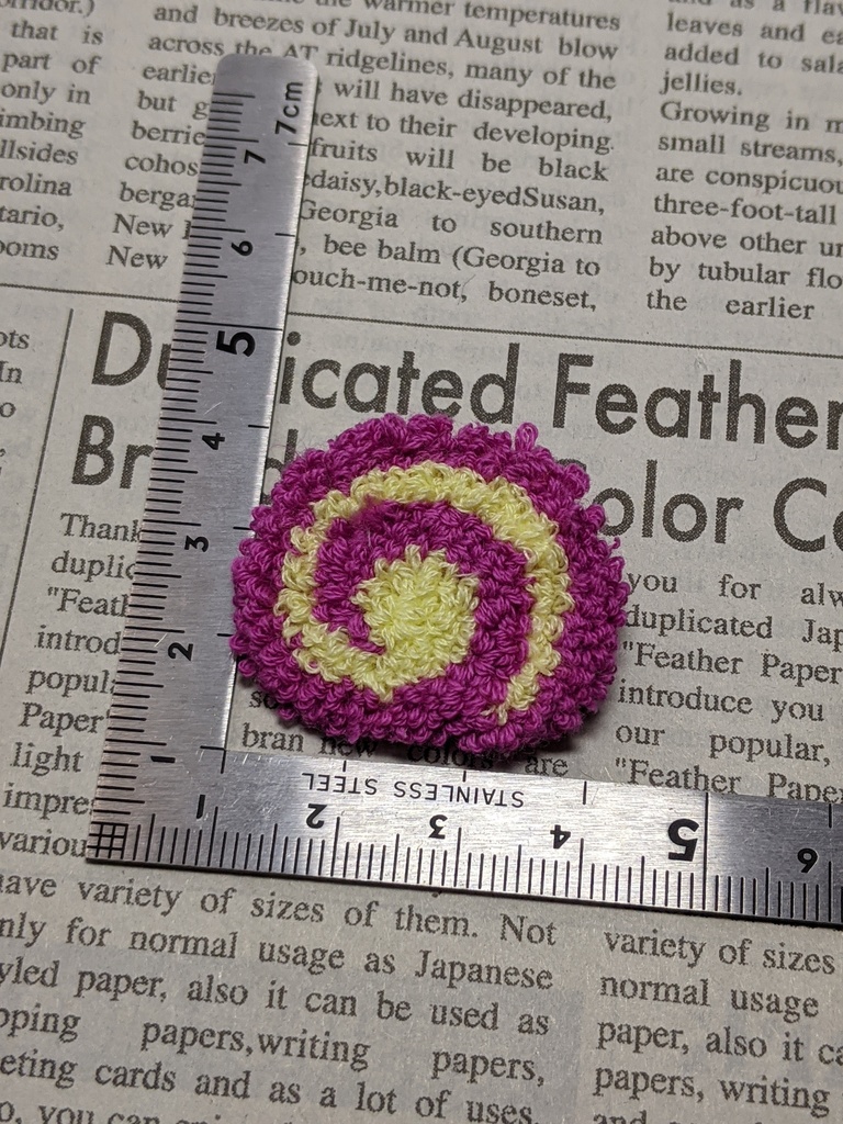 さつまいもロールケーキの刺繍ブローチ