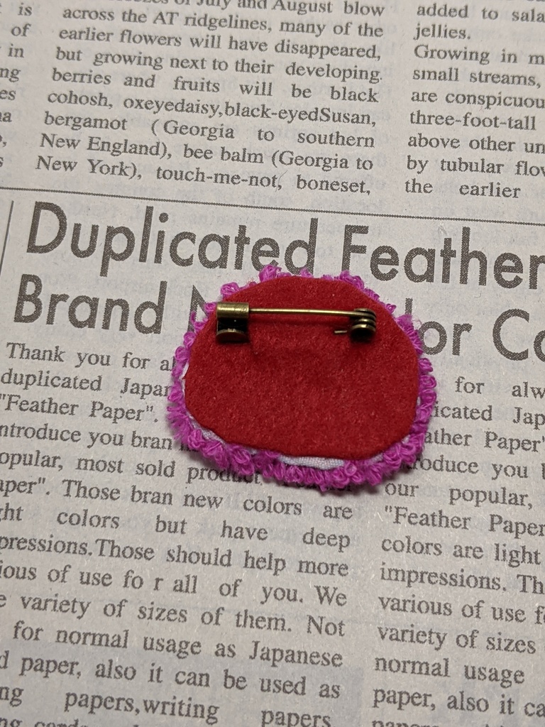 さつまいもロールケーキの刺繍ブローチ