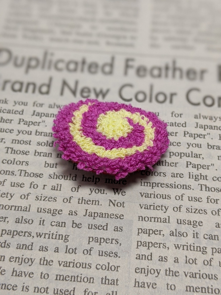 さつまいもロールケーキの刺繍ブローチ