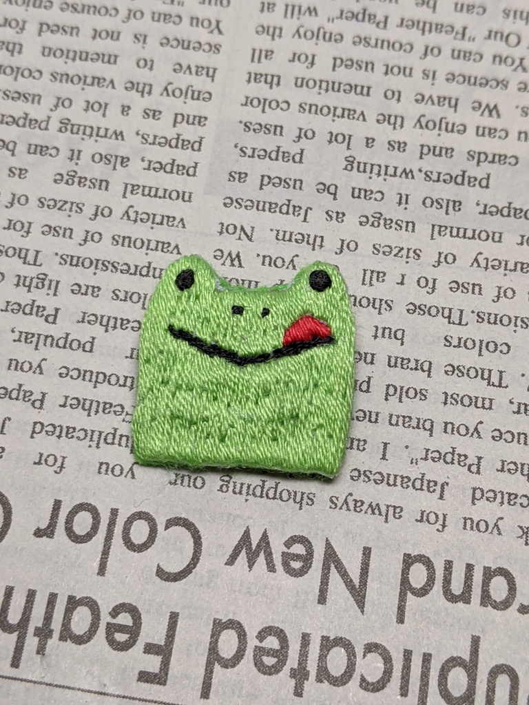 舌出しカエルの刺しゅうブローチ