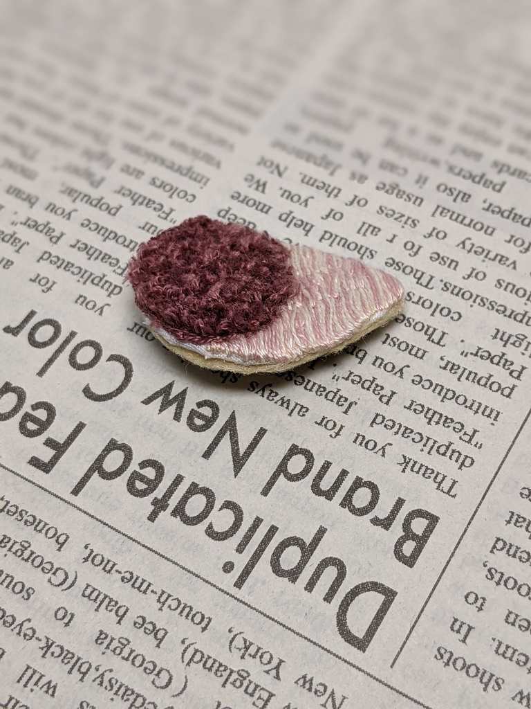 焼き芋の刺しゅうブローチ