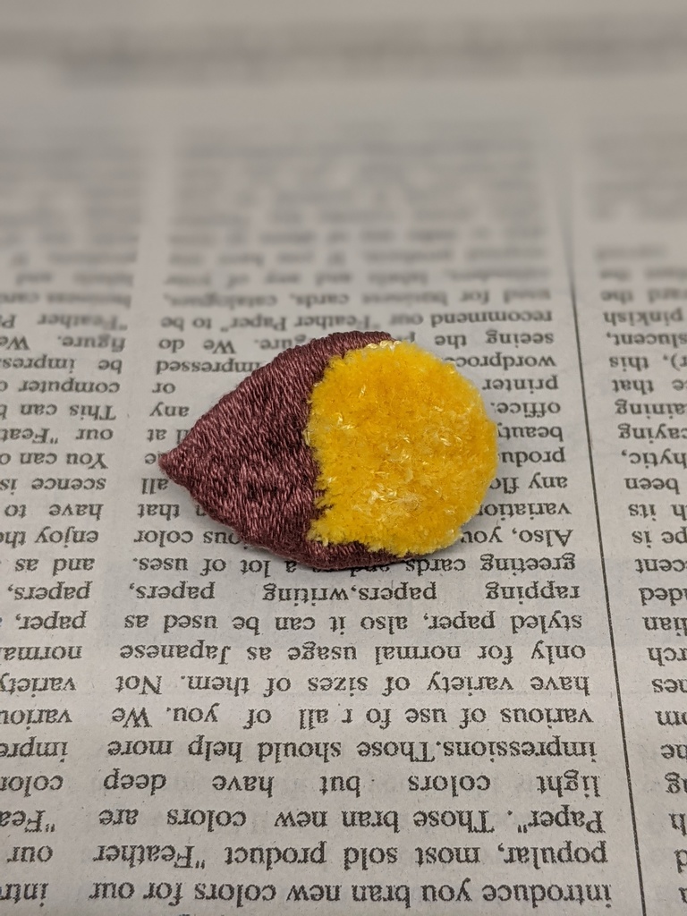 焼き芋の刺しゅうブローチ