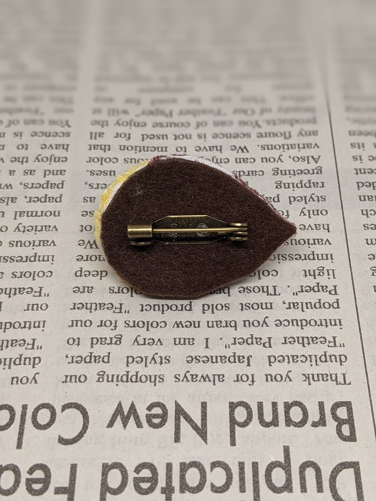 焼き芋の刺しゅうブローチ