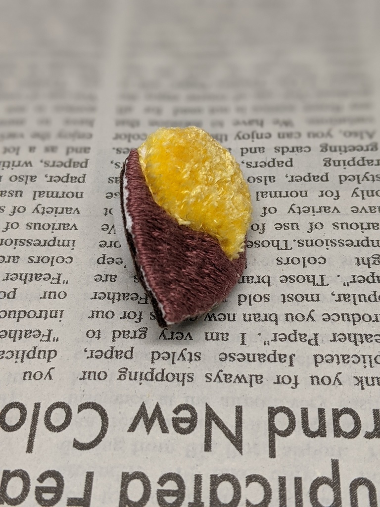 焼き芋の刺しゅうブローチ