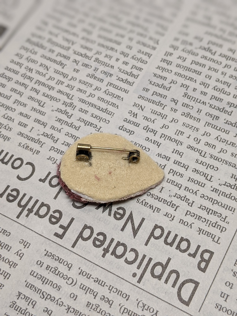 焼き芋の刺しゅうブローチ