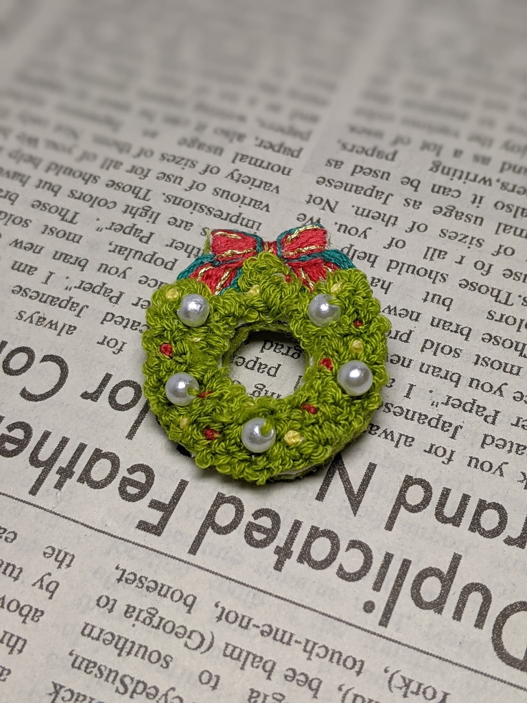 クリスマスツリーとリースの刺しゅうブローチ