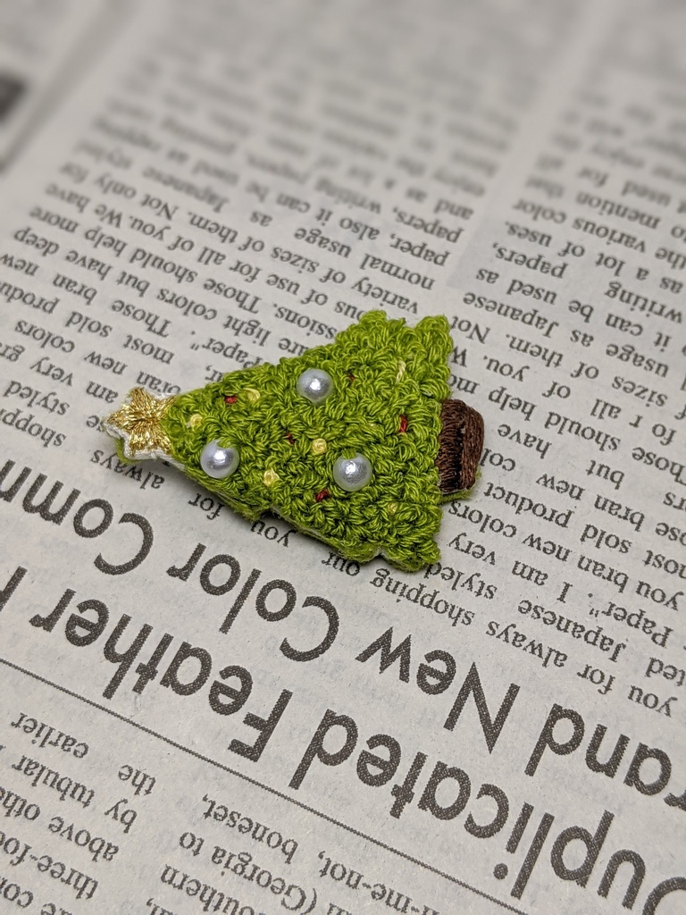 クリスマスツリーとリースの刺しゅうブローチ