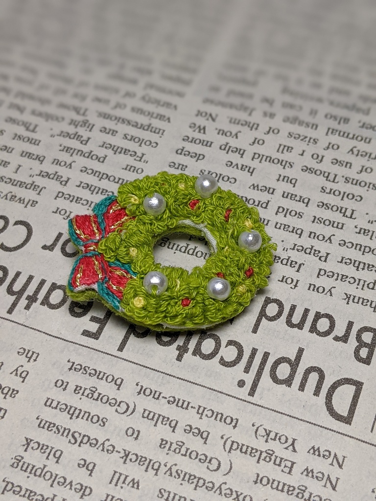 クリスマスツリーとリースの刺しゅうブローチ