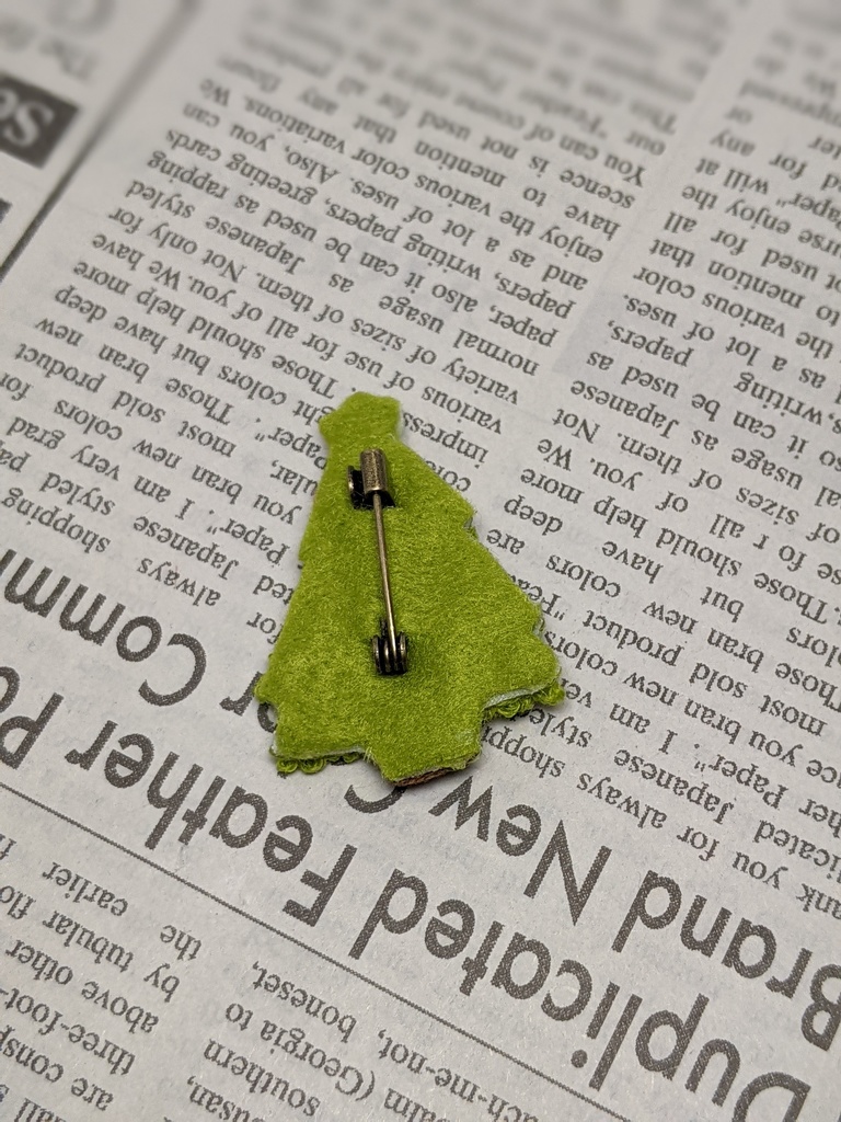 クリスマスツリーとリースの刺しゅうブローチ