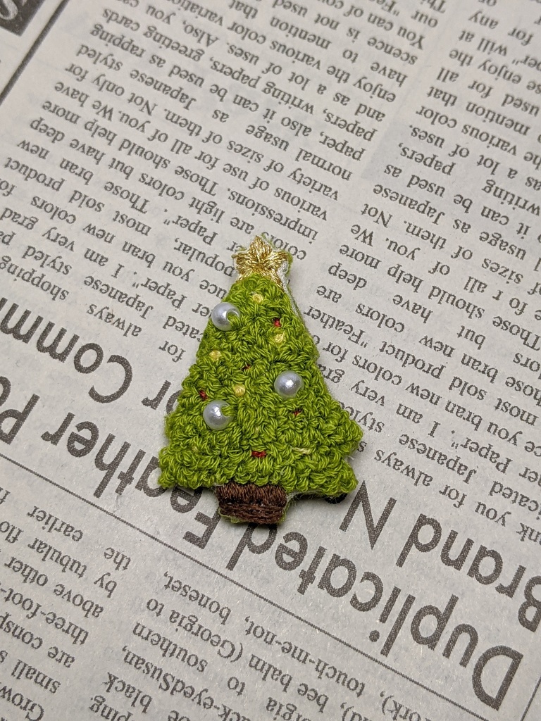 クリスマスツリーとリースの刺しゅうブローチ