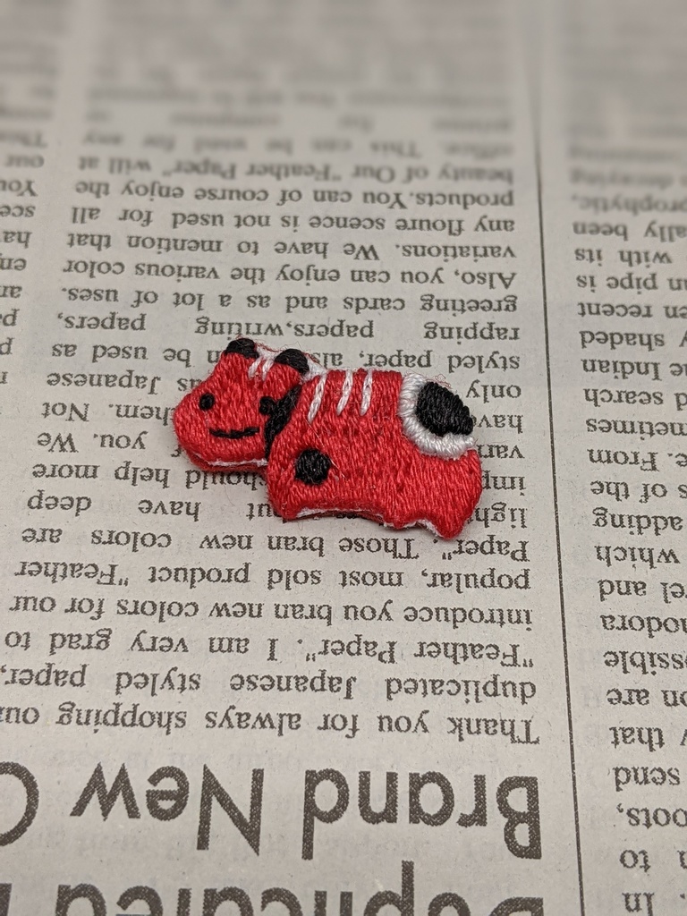 赤べこの刺しゅうブローチ