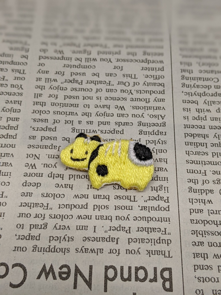 赤べこの刺しゅうブローチ