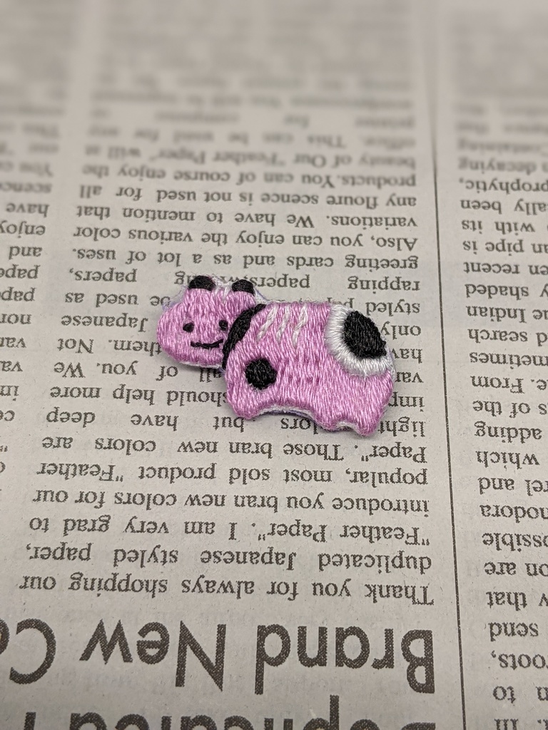 赤べこの刺しゅうブローチ