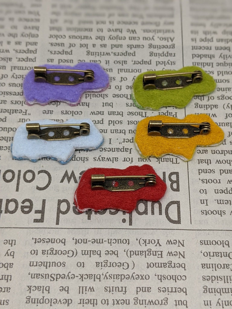 赤べこの刺しゅうブローチ