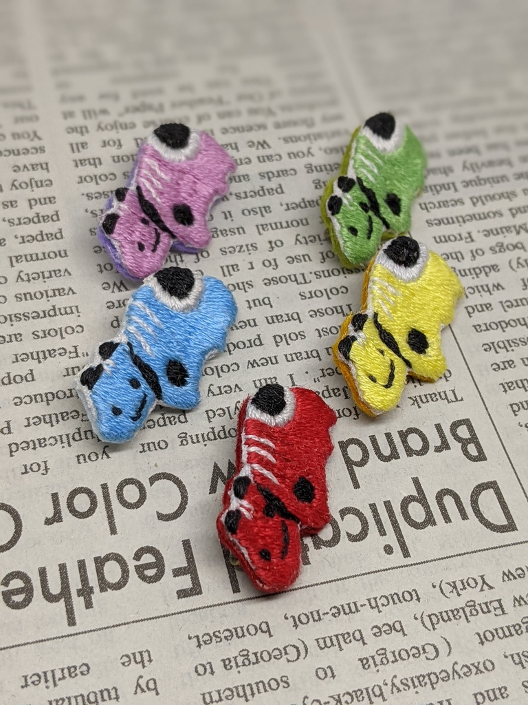 赤べこの刺しゅうブローチ