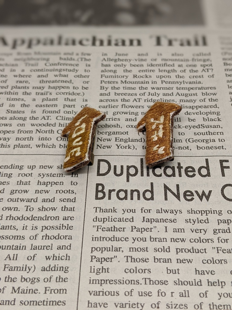 チョコ矢印刺しゅうブローチ