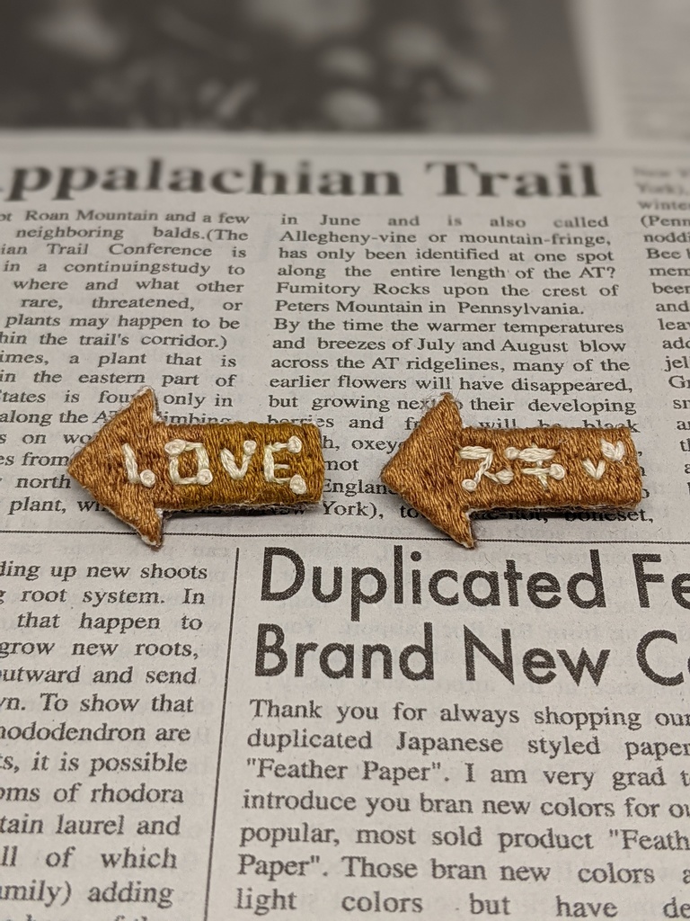 チョコ矢印刺しゅうブローチ