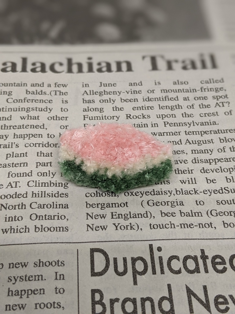 菱餅のモフモフ刺しゅうブローチ