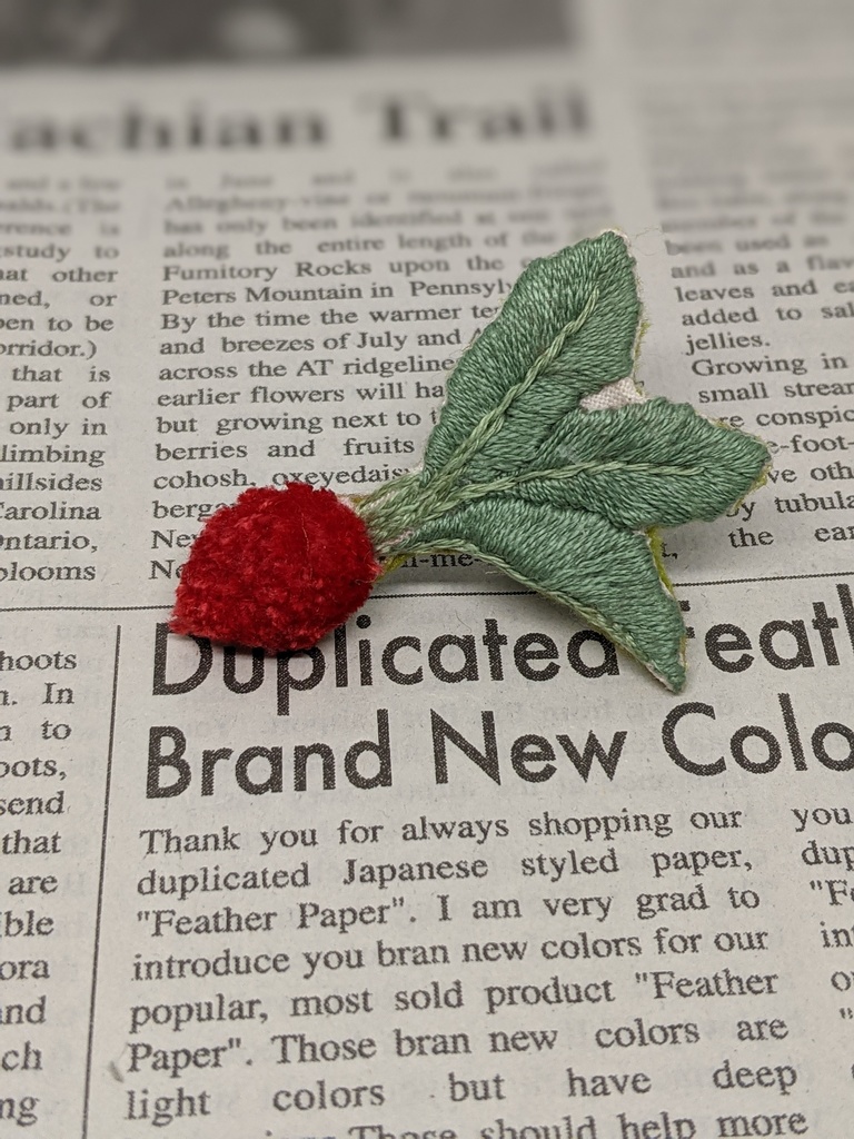 ふわふわラディッシュの刺しゅうブローチ