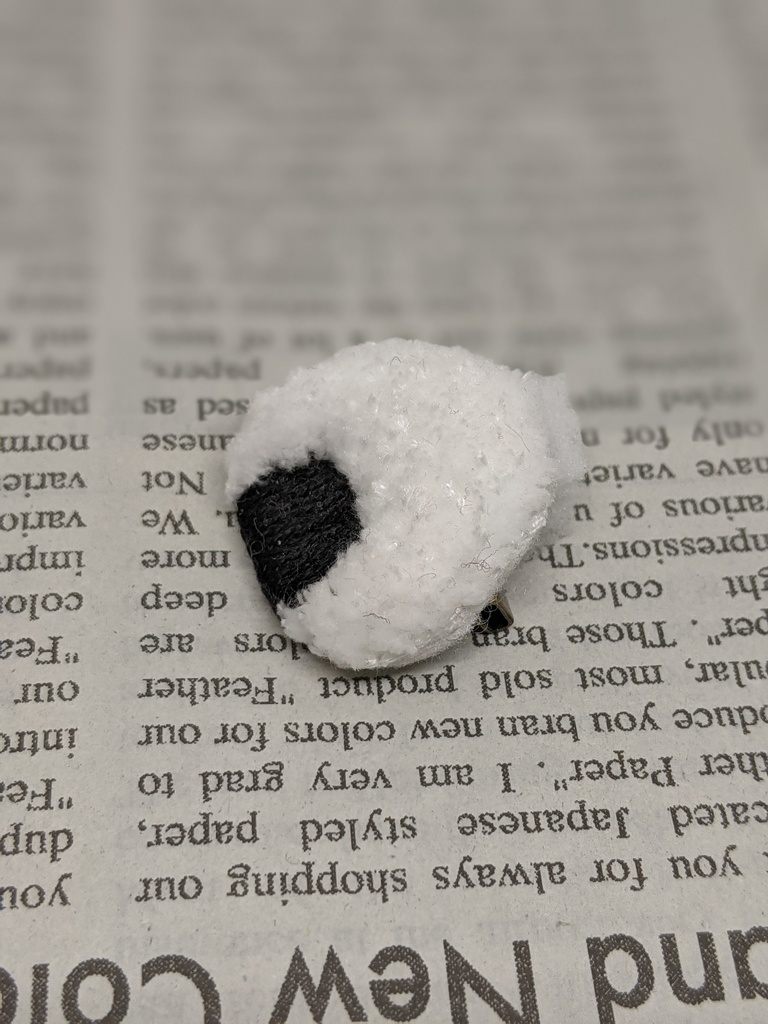 ふわふわおにぎり刺しゅうブローチ