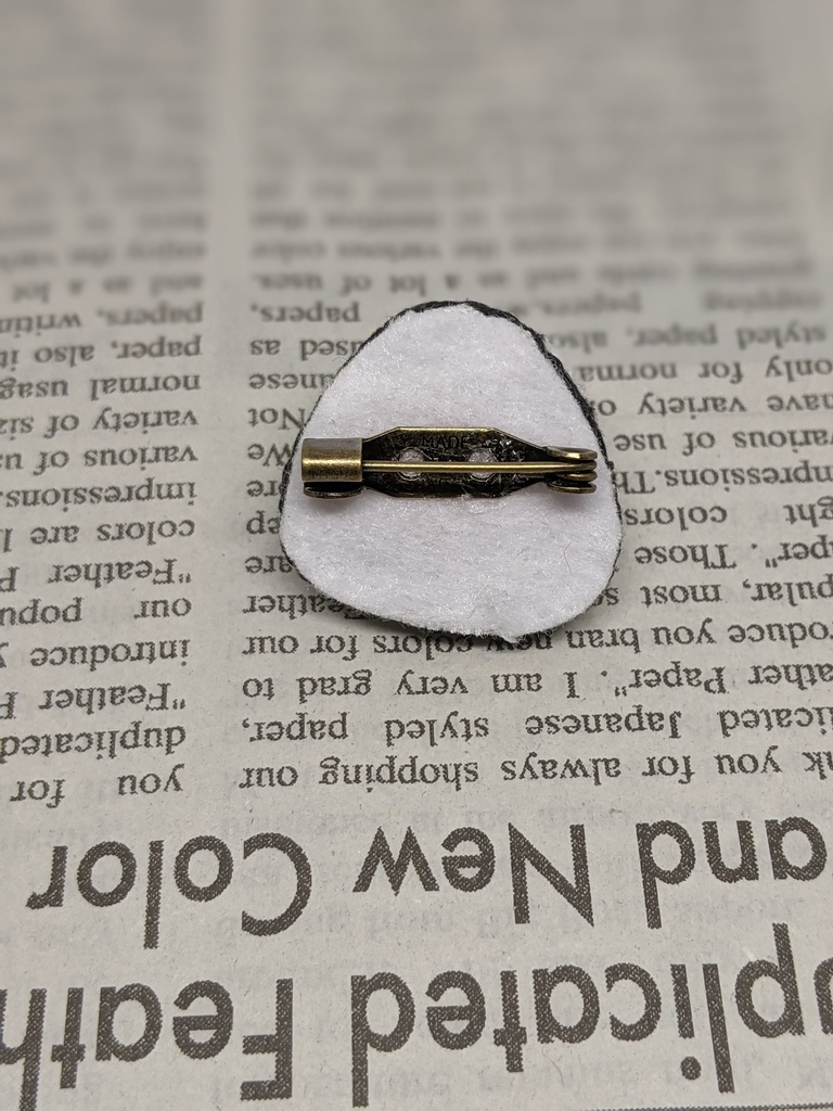 ふわふわおにぎり刺しゅうブローチ