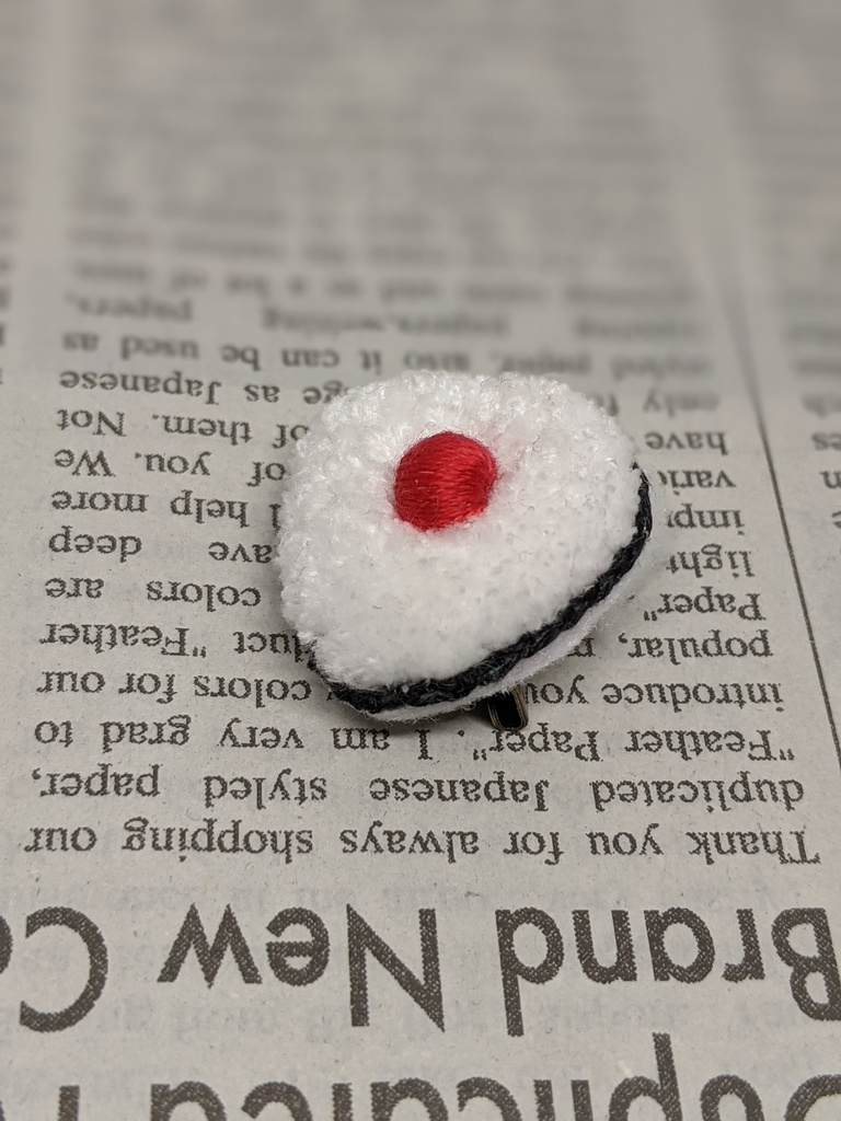 ふわふわおにぎり刺しゅうブローチ