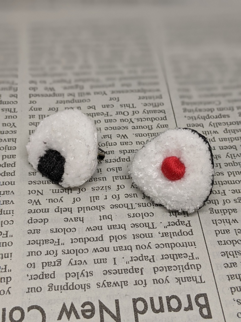 ふわふわおにぎり刺しゅうブローチ