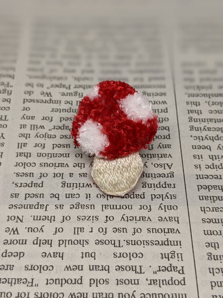 ふかふかキノコの刺しゅうブローチ