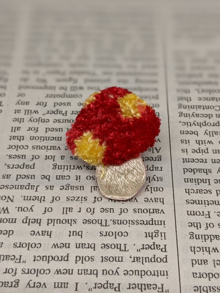 ふかふかキノコの刺しゅうブローチ