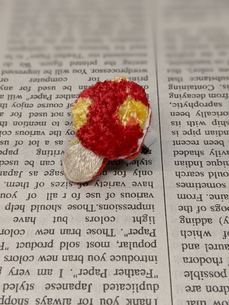 ふかふかキノコの刺しゅうブローチ