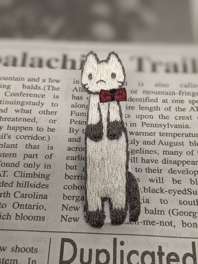 ロングネコチャーン刺しゅうブローチ