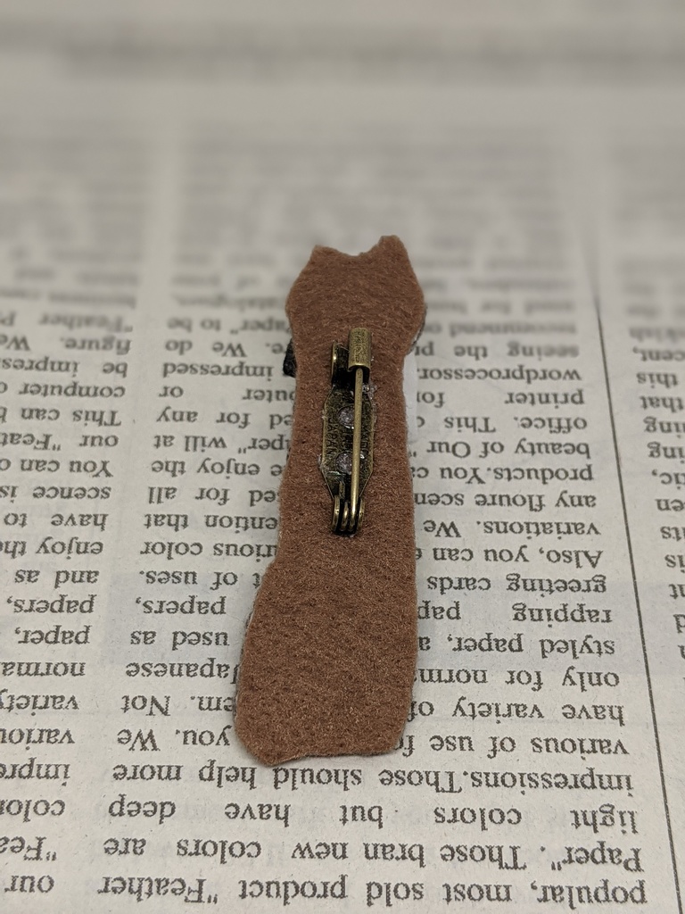 ロングネコチャーン刺しゅうブローチ