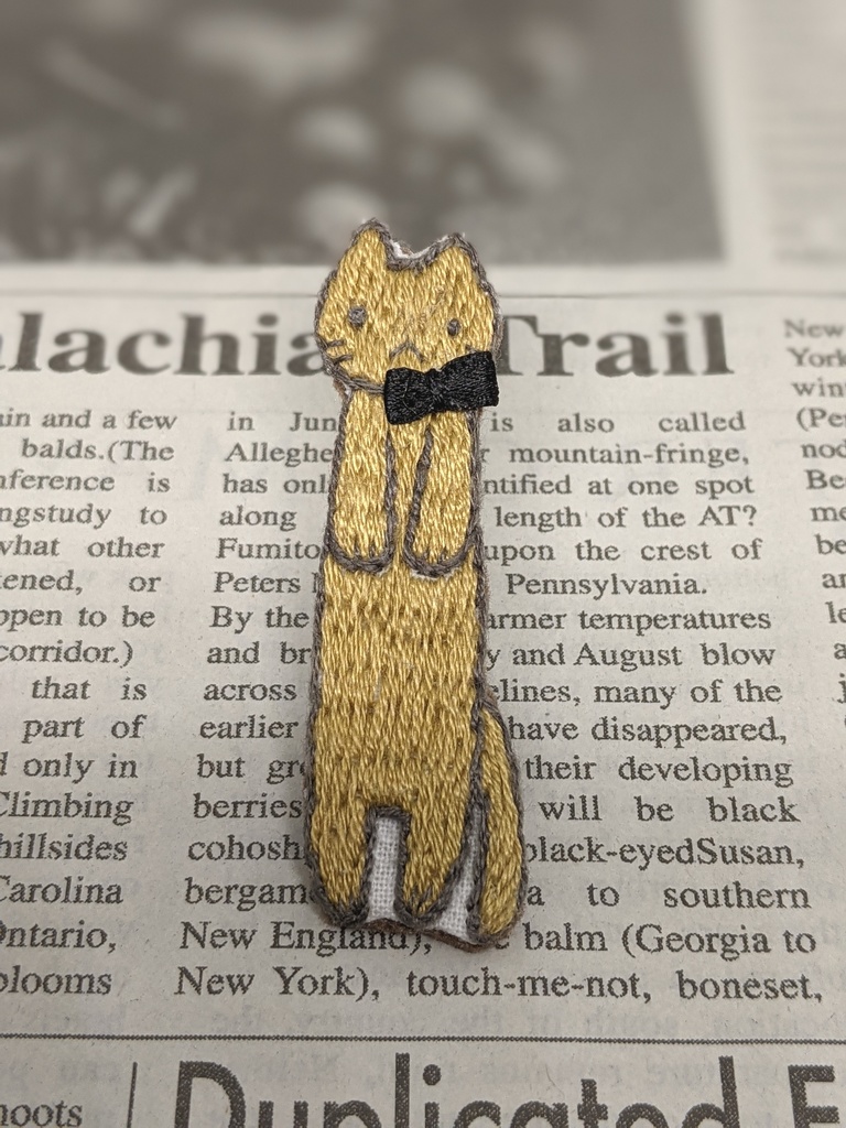 ロングネコチャーン刺しゅうブローチ