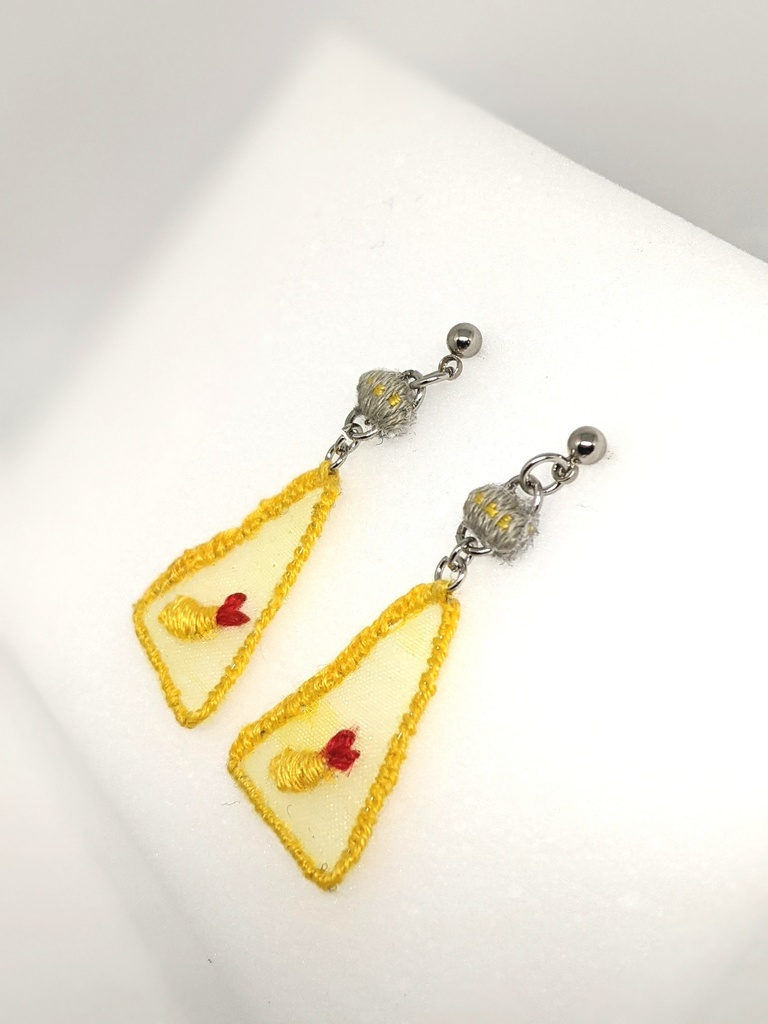 【受注】キャトられエビフライ刺しゅうピアス